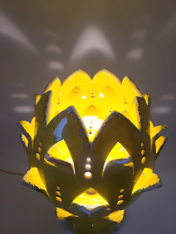 Image 1 of Artisjoklamp van geel keramiek Frankrijk