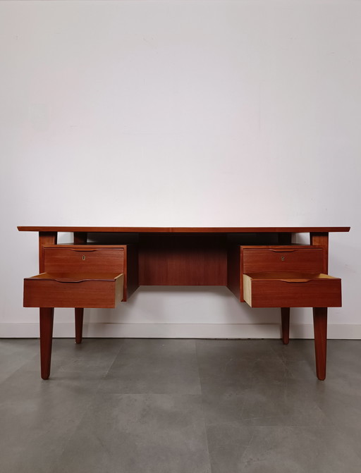 Freistehender dänischer Vintage-Schreibtisch von Henning Jørgensen