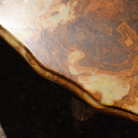 Image 1 of Table basse ovale française en marbre d'onyx et laiton - Table de salon - Table de cocktail - Style Louis XV- 70s