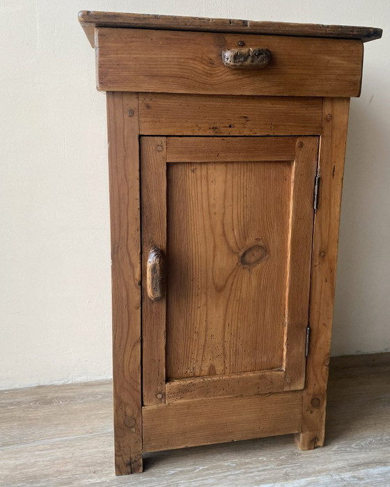 Image 1 of Mesita de noche rústica antigua de madera maciza: una pieza auténtica y cálida.