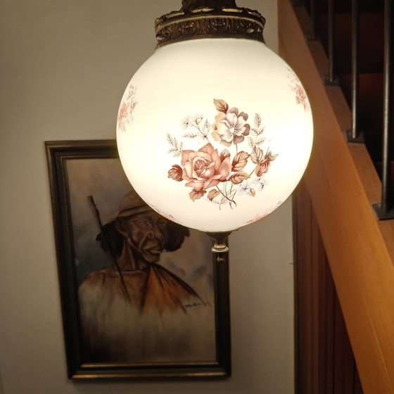Image 1 of Suspension vintage en verre opalin à motif floral – Aspect laiton – Ampoule incluse