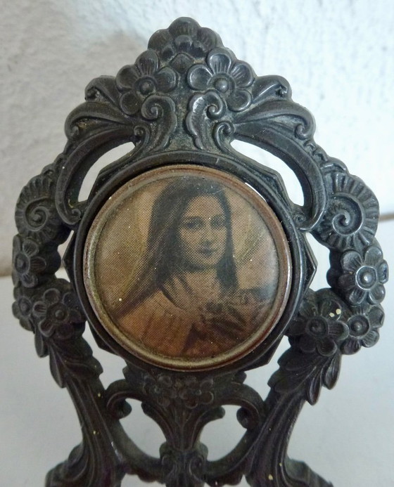 Image 1 of Kleiner antiker Bilderrahmen mit einem Bild der Heiligen Theresa.