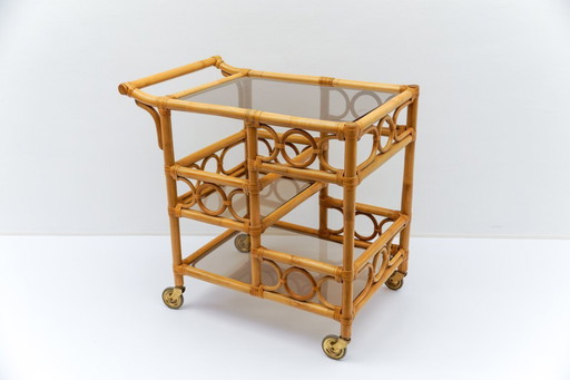 Carrello di servizio in bambù e vetro fumé con portabottiglie, Italia, anni '50