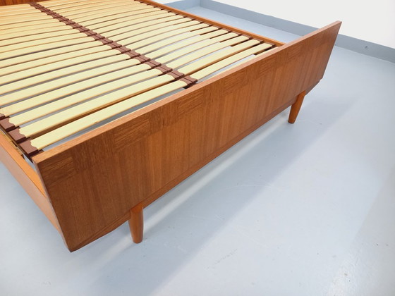 Image 1 of Letto matrimoniale vintage scandinavo in teak degli anni '60 con comodini integrati e base a doghe.