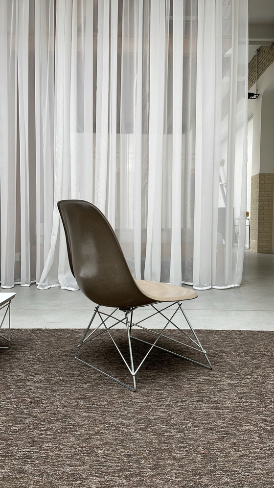 1x Herman Miller Eames LKR lounge chair, Chairs and lounge chairs, Chrome, Fiberglass, Beige (photo 6 of 10)