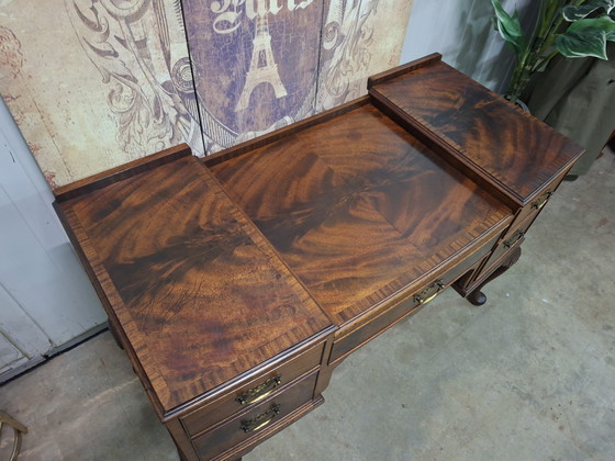 Image 1 of Antiek kaptafel, damesbureau,  schrijftafel wortelfineer lichte gebruikssporen afm.116x55cm en 79cm hoog.
