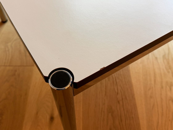 1. Edition, 1970er, USM Haller Couchtisch 75 × 75 cm, Perlweiß Laminat, Selten, Couchtische, Chrom, Grau (Foto 8 von 14)