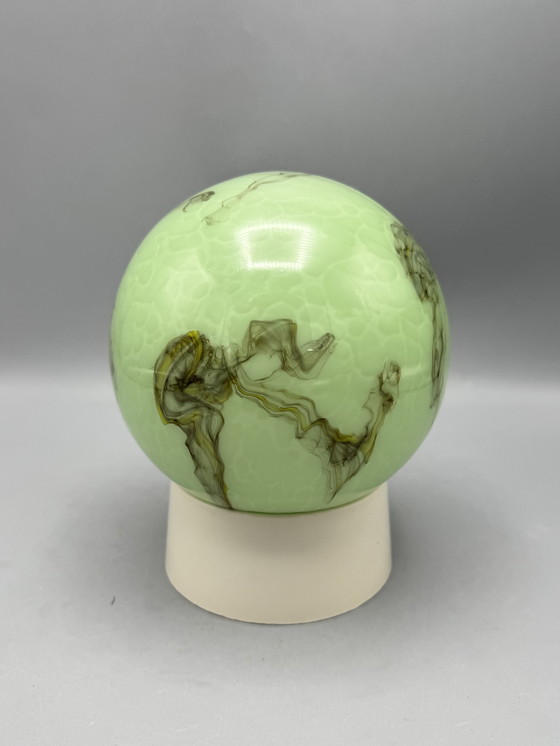 Image 1 of Lampada da soffitto vintage verde opalino con effetto marmo: un'attrazione retrò suggestiva