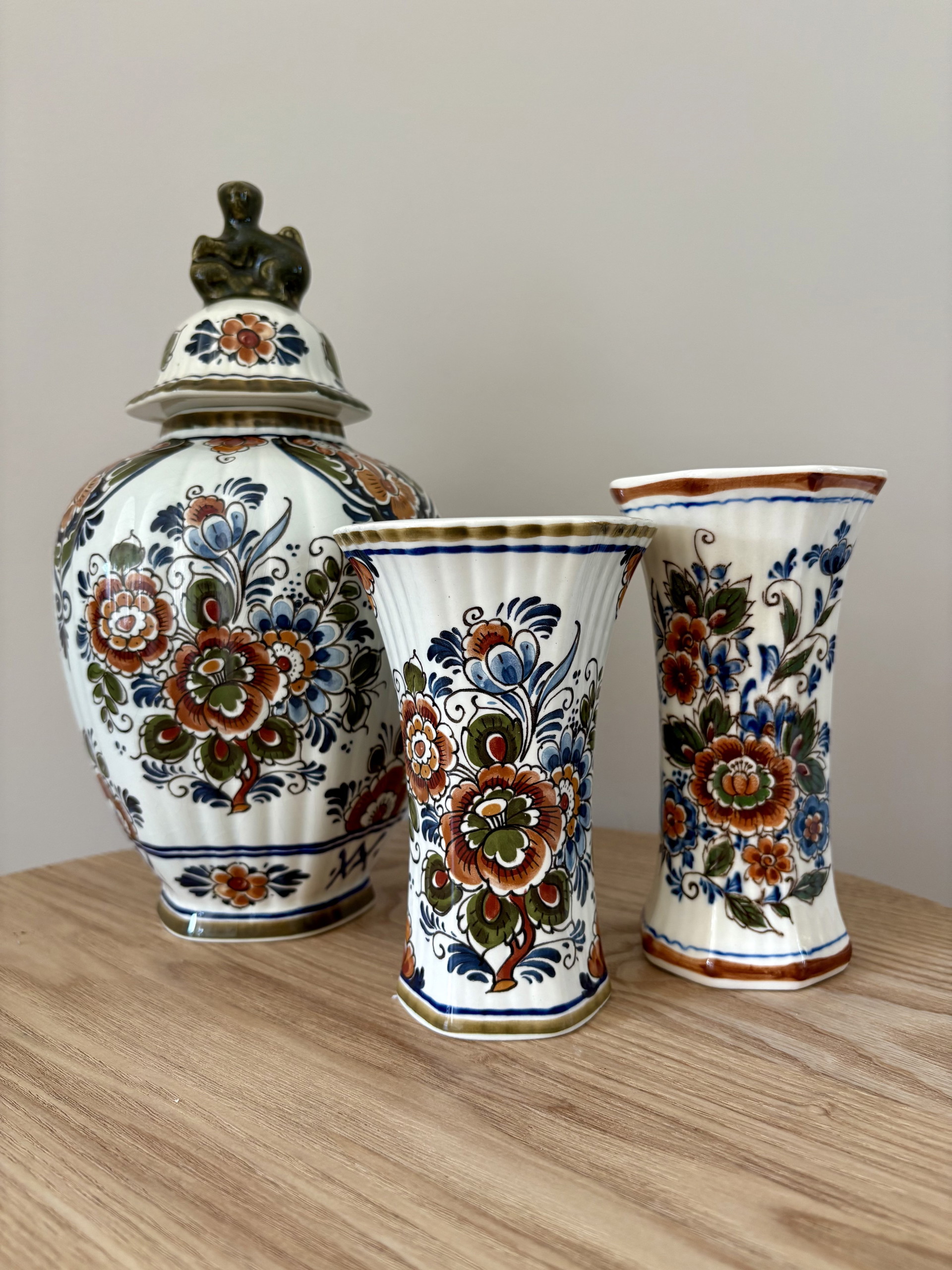Delft polychrome ポット A pair of Dutch Delft polychrome beaker vases and two chargers