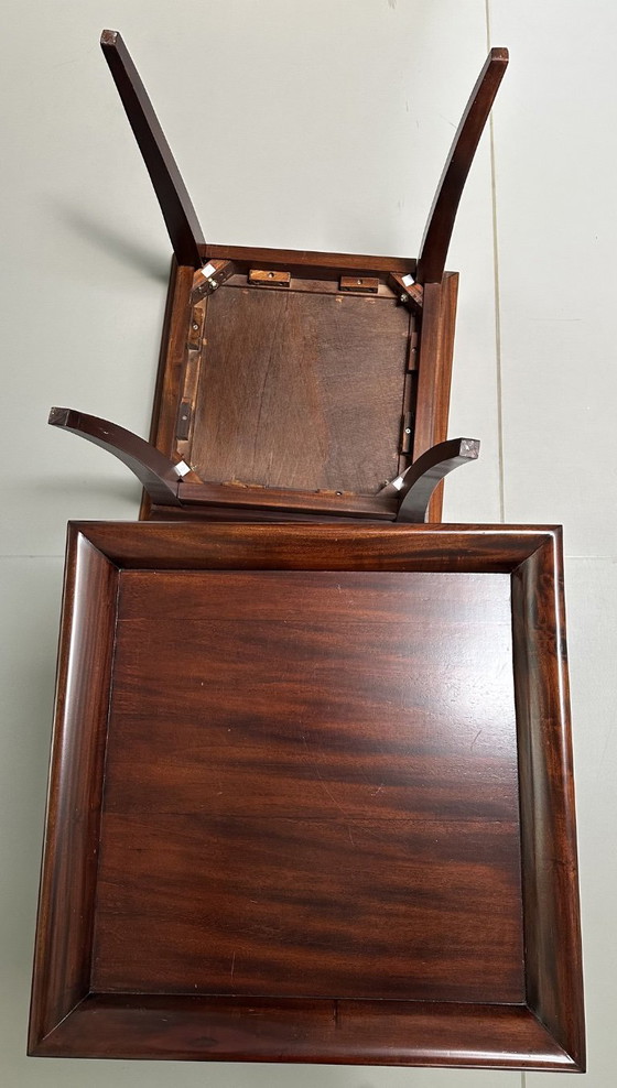 Image 1 of Georgische elegantie: een paar mahoniehouten cabarettafels