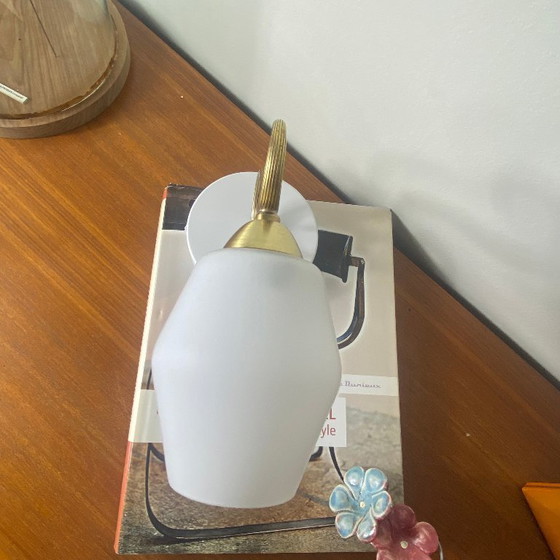 Image 1 of Applique a collo d'oca in ottone con paralume a tulipano in vetro bianco