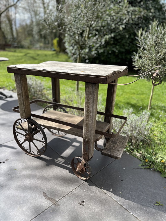 Image 1 of Carrello da giardino rustico antico – Carrello di servizio in legno e ferro battuto con ruote a voluta (circa 1920-40)