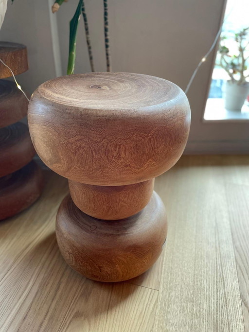 Tabouret In-Between en bois massif et table d'appoint Pols Potten
