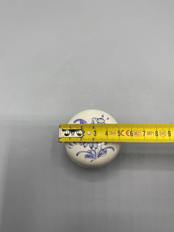 Scatola rotonda in maiolica Moustiers, con decorazione floreale blu dipinta a mano, 8 cm – Stoviglie (photo 4 of 5)
