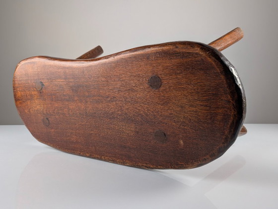 Banco rústico de madera tallada a mano con tablero orgánico de forma irregular, década de 1940. – Wood (photo 6 of 9)