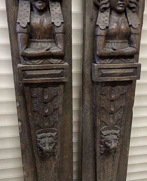 Coppia di pilastri antichi in rovere massello con intaglio in legno raffigurante leone e re/regina. – decoratieve objecten