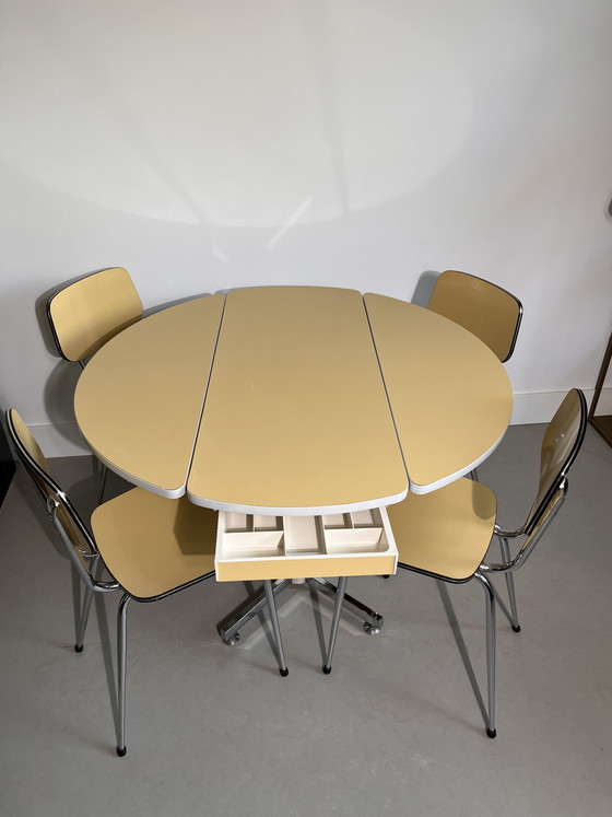 Image 1 of Tavolo in formica color giallo burro con 4 sedie