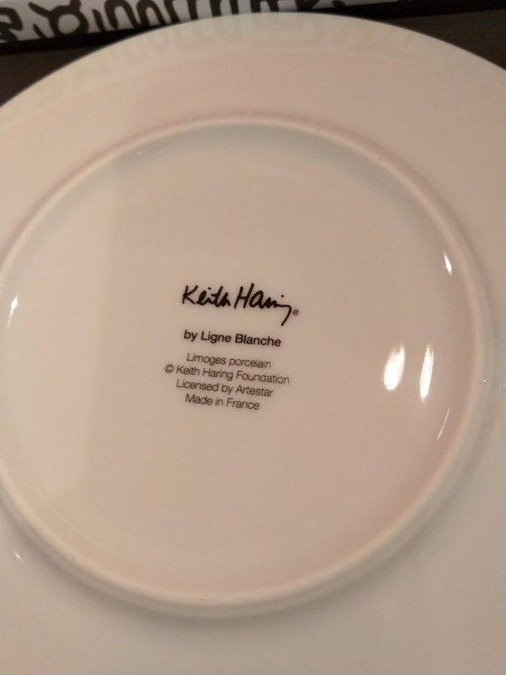 Image 1 of Keith Haring - Piatto da collezione in porcellana dipinta a mano nei colori bianco e nero (edizione limitata)