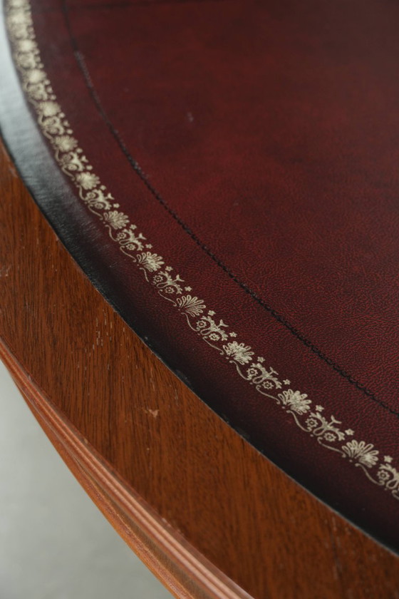 Eleganter ovaler Couchtisch mit roter Lederplatte im englischen Stil mit schönen Details aus dem 20. (photo 7 of 10)
