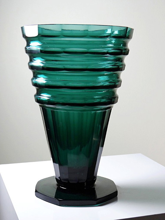 Large Antique Art Deco Cut Emerald Crystal Vase, Bohemia 1920-1930 – Bohême (photo 7 of 14)