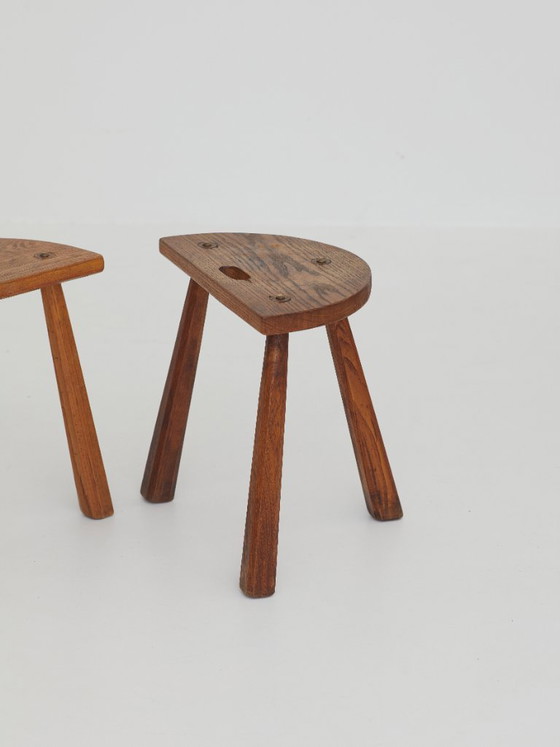 Image 1 of 2 vintage massief houten halfronde driepootkrukjes, circa 1950
