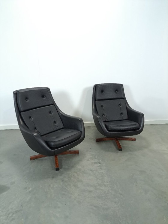 Image 1 of Sedia girevole in pelle artificiale nera proveniente dalla Svezia