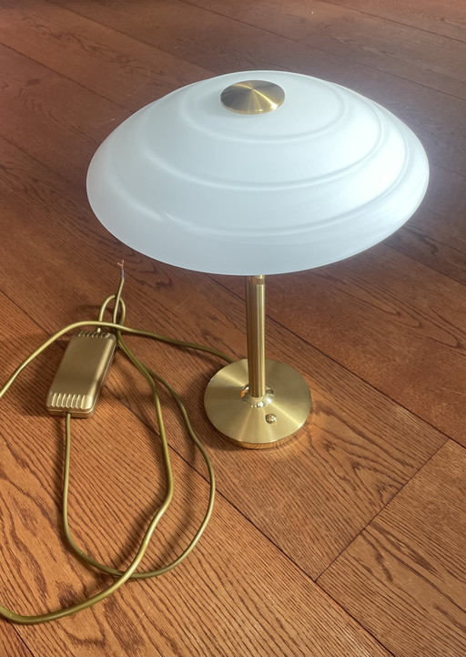 Lámpara de mesa B+M Leuchten de latón mate/pulido y cristal flameado blanco mate, años 90