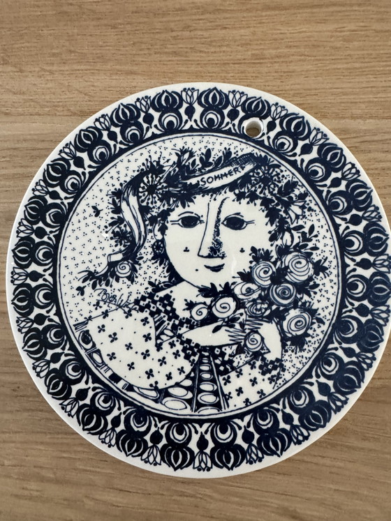 Rare Set (2) Vintage Wall Plates 'The Four Seasons' incl. Original Box – Bjørn Wiinblad for Nymølle (1978) (photo 4 of 9)