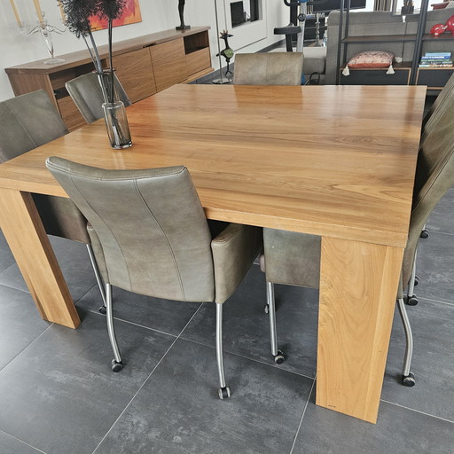 Quadratischer Esstisch 150x150 cm mit 6 bequemen Lederstühlen