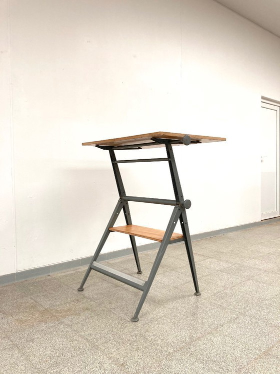 Image 1 of Mesa de dibujo «Reply» de Friso Kramer/Wim Rietveld con silla de arquitecto.