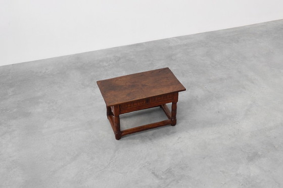 Image 1 of Mesa auxiliar de roble tallada a mano en estilo wabi wabi, España, Siglo XVII