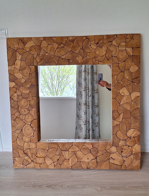 Magnifique grand miroir à vendre avec un cadre unique en bois massif de couleur bois naturel.
