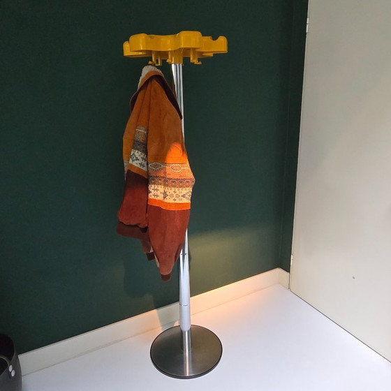 Image 1 of Porte-manteau Velca VIP – conçu par Roberto Lucchi et Paolo Orlandini – Italie, années 1970. Jaune et chromé.