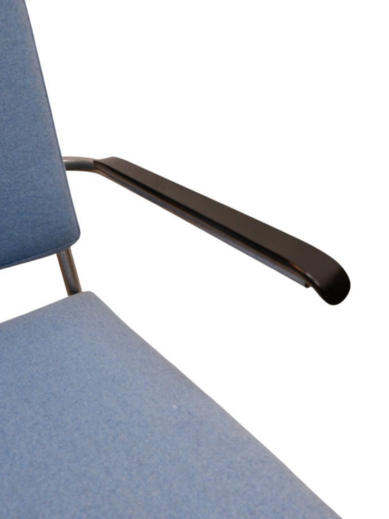 Image 1 of Poltrona con struttura tubolare e rivestimento in tessuto blu.