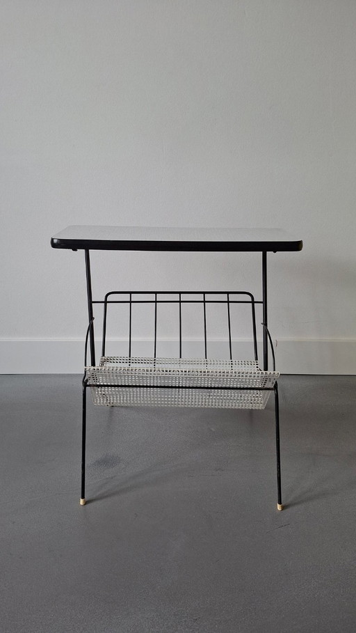 Mesa de lectura/mesa auxiliar vintage con revistero – Diseño de mediados de siglo