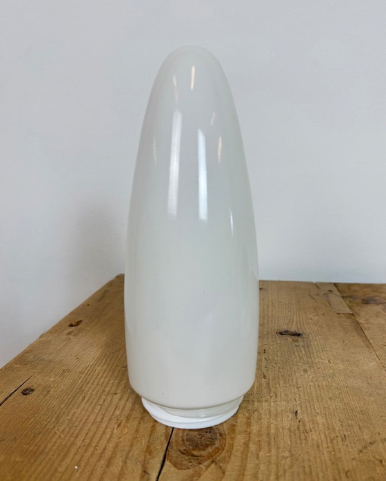 Image 1 of Industriële witte bakelieten wandlamp met melkglas, jaren 1950