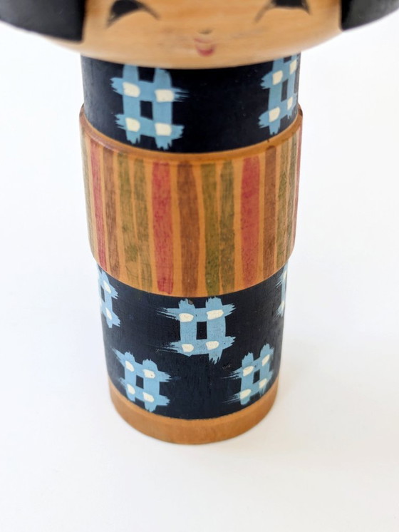 Image 1 of Poupée japonaise Kokeshi du milieu du siècle Figurine d'art populaire des années 1960