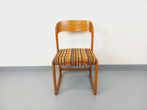 Sedia a slitta vintage del marchio Baumann, in legno e tessuto di lana, risalente agli anni '70.