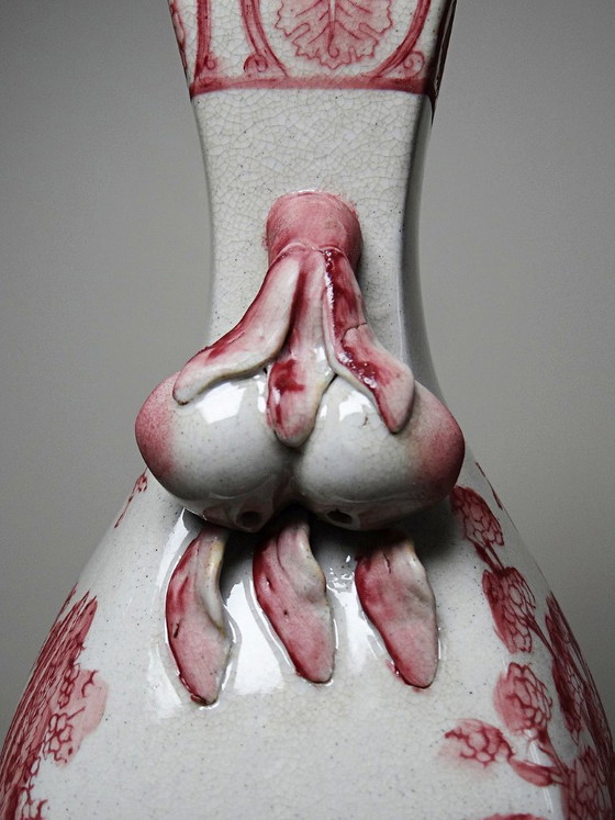 Image 1 of Roze chinoiserie balustervaas met perzikkleurige handvatten, Staffordshire-stijl, Engeland