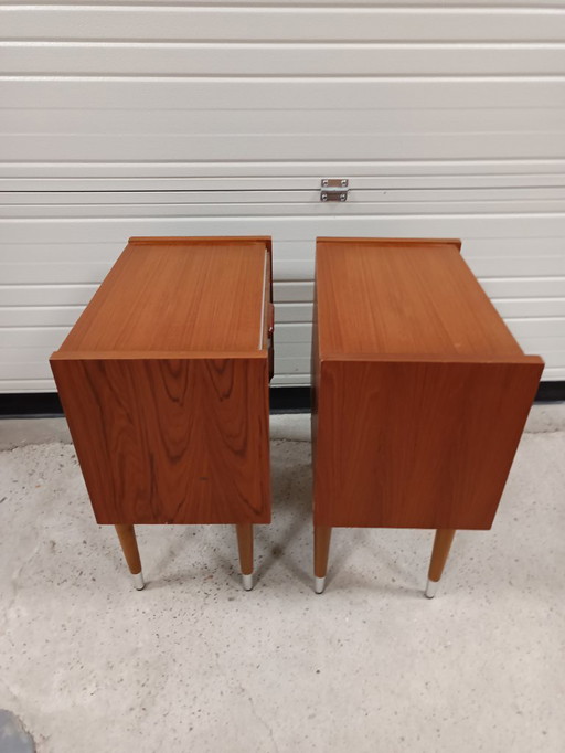 Magnifique ensemble de 2 tables de chevet en teck d'origine.