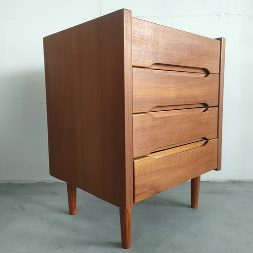 Commode scandinave des années 60-70 avec poignées incrustées