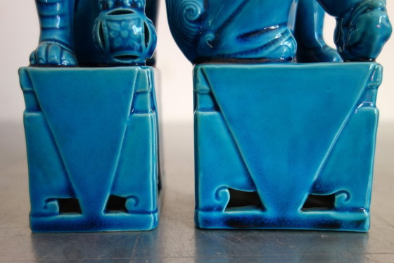 Image 1 of Pareja de perros Foo de porcelana vidriada azul, China, década de 1960.