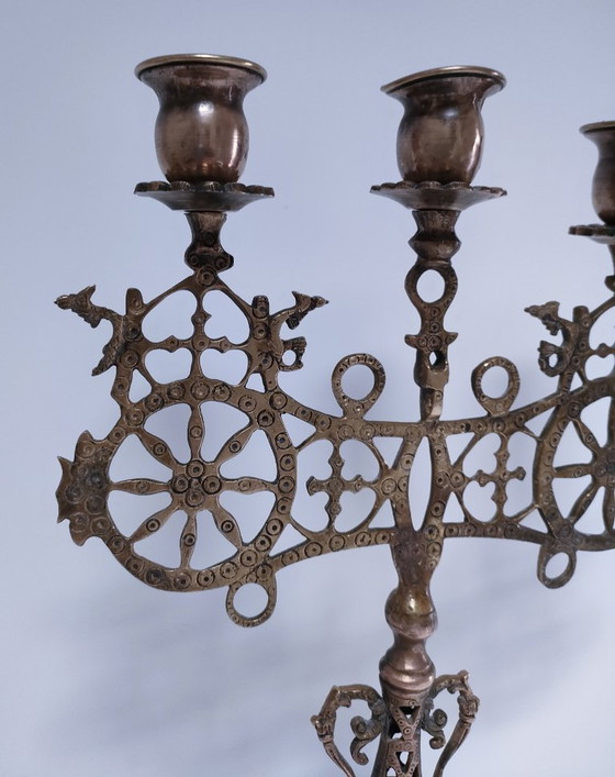 Image 1 of Kandelaar met pauwenmotief en wielen, massief messing