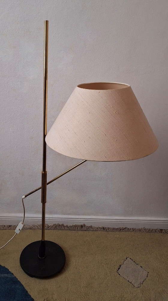 Messing vloerlamp uit het midden van de 20e eeuw, 360 graden draaibaar en in hoogte verstelbaar. (photo 5 of 20)