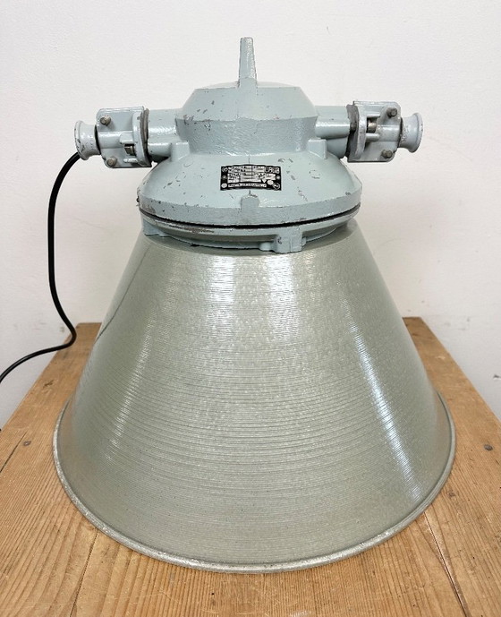 Image 1 of Lampada industriale antideflagrante con paralume in alluminio di Elektrosvit, anni '70