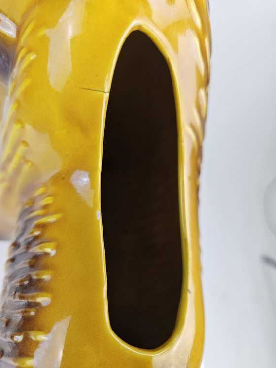 Image 1 of Pot à plantes en céramique jaune en forme de cheval (Italie)