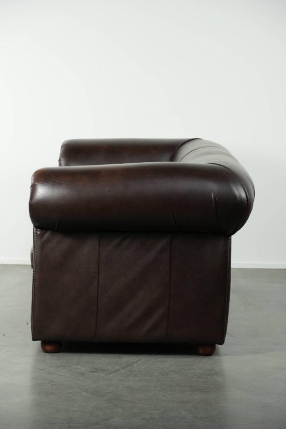 Image 1 of Lussuoso divano Chesterfield in morbida pelle bovina marrone, dal look inglese senza tempo.