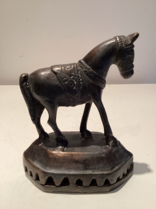 Seltenes antikes/Vintage indisches Bronze Pferd mit klingelnden Glöckchen im Sockel.