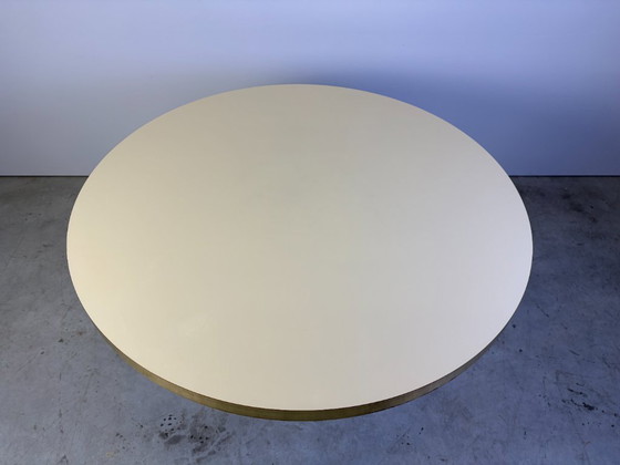 Lacquered wood and brass round dining table, 1970s, Eettafels, Hout, Messing, Crème, Modern (foto 6 van 10)