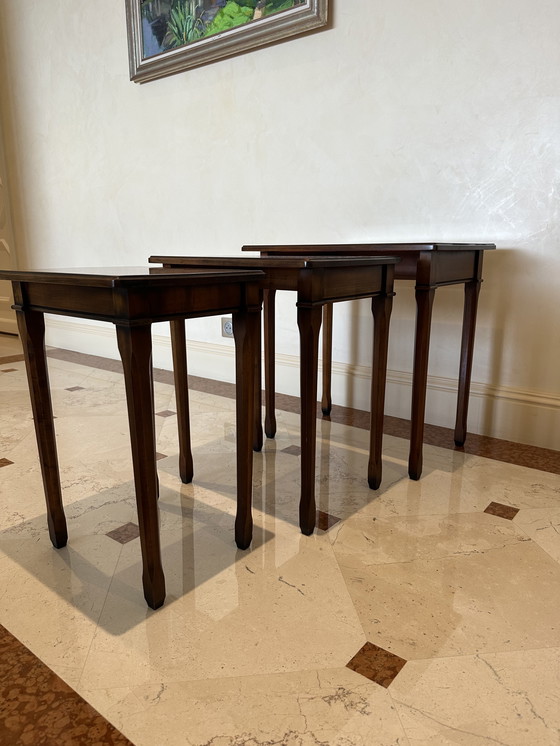 Image 1 of 3 petites tables gigognes en bois sculpté